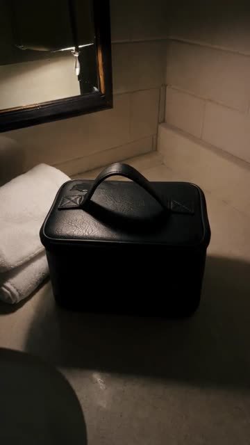 Cosmetiquera cerrada en un baño