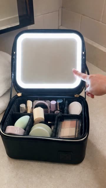 Cosmetiquera abierta con el espejo de luz encendido