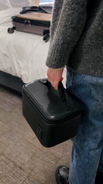 Persona llevando la cosmetiquera de viaje