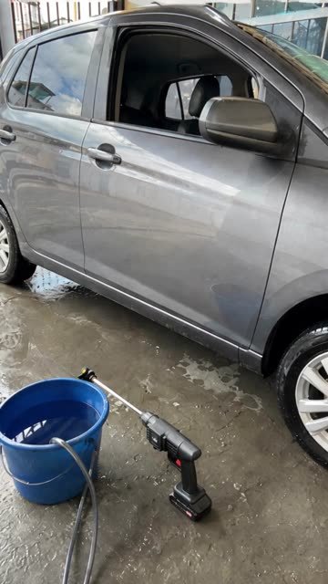 Hidrolavadora apoyada junto al carro