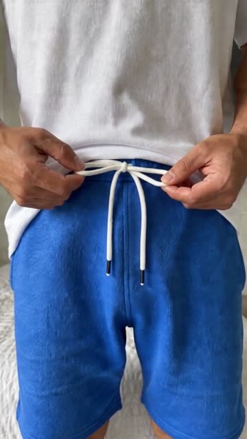 Ajustando el cordón de la pantaloneta azul