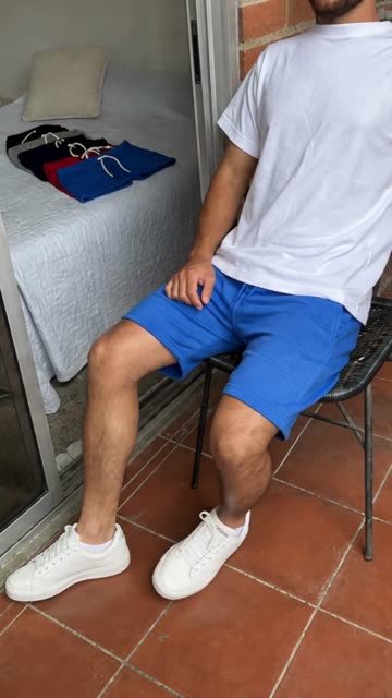 Hombre sentado con la pantaloneta azul